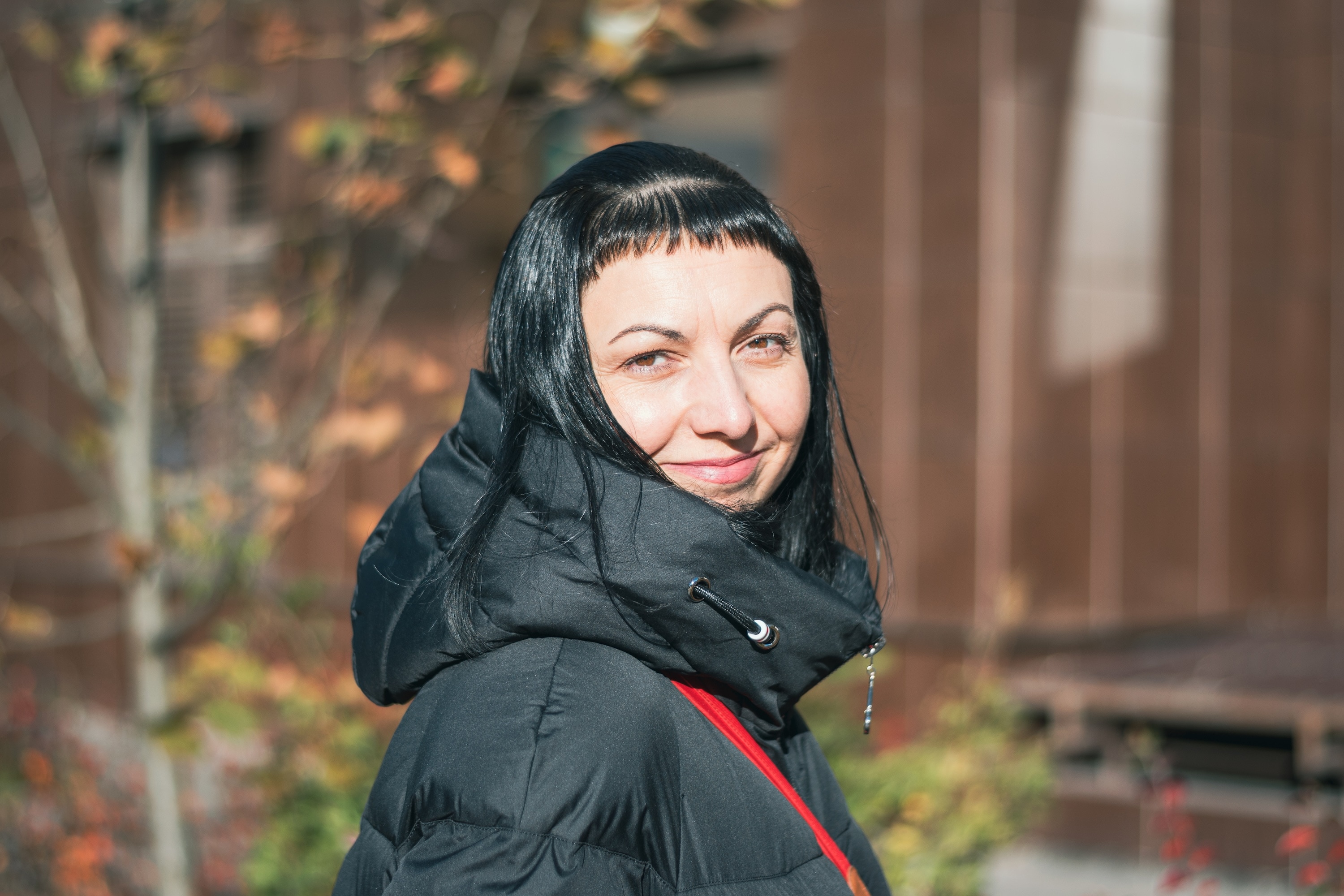Портрет женщины на фоне осенних листьев